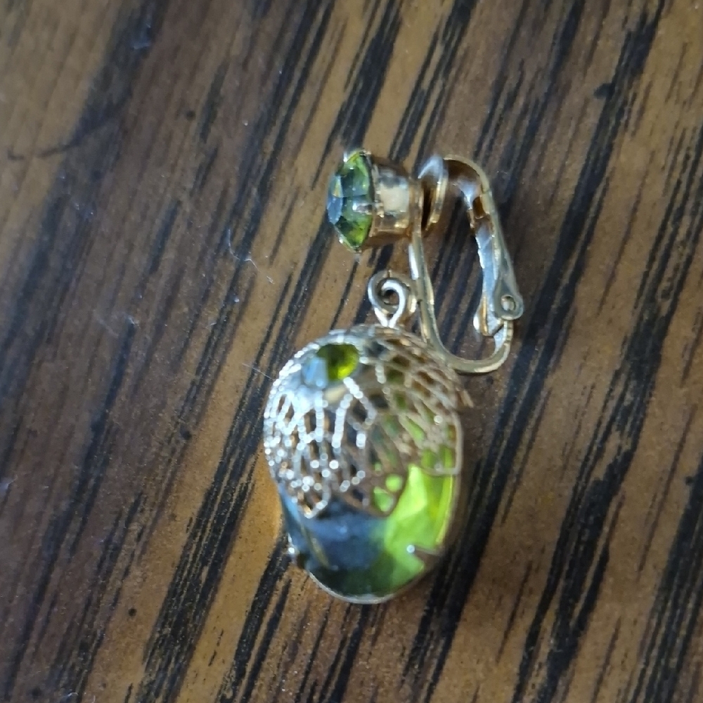 Sarah Coventry Gold and Green Teardrop Earrings with Clip-On Closure - Picture 2 of 4